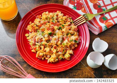 Huevos a la mexicana (Mexican cuisine) Huevos a la mexicana (Mexican cuisine) 142483325
