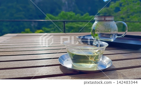 在綠樹成蔭的露臺上,一邊享用花草茶,一邊享受輕鬆時光。 在綠樹成蔭的露臺上,一邊享用花草茶,一邊享受輕鬆時光。 142483344