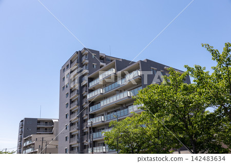 Refreshing blue skies and city life Refreshing blue skies and city life 142483634
