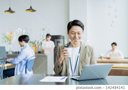 在辦公室工作的中級工程師 在辦公室工作的中級工程師 142484141
