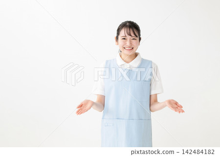 一個圍裙的女人 一個圍裙的女人 142484182