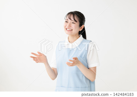 一個圍裙的女人 142484183