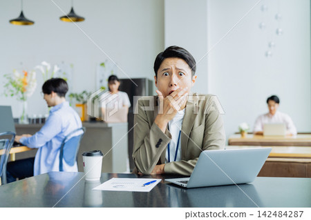 在辦公室工作的中級工程師 在辦公室工作的中級工程師 142484287