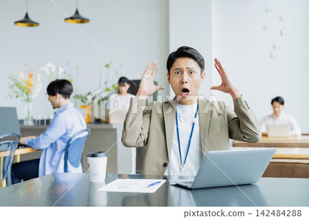 在辦公室工作的中級工程師 在辦公室工作的中級工程師 142484288