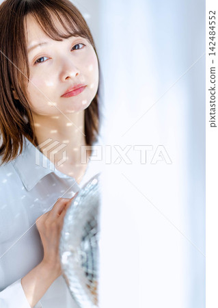 一幅美麗的肖像畫,畫中一位身穿白色襯衫的女子沐浴在點點星光中。 一幅美麗的肖像畫,畫中一位身穿白色襯衫的女子沐浴在點點星光中。 142484552