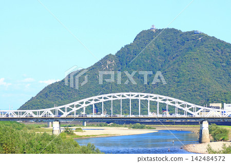 岐阜縣岐阜市中宿橋和金華山的風景 岐阜縣岐阜市中宿橋和金華山的風景 142484572