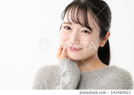 一個把手放在臉頰上的女人 一個把手放在臉頰上的女人 142484921