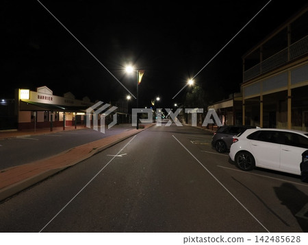 A record of the late-night scenery of downtown Broken Hill, illuminated by streetlights, in the quiet streets of the middle of the night. A record of the late-night scenery of downtown Broken Hill, illuminated by streetlights, in the quiet streets of the middle of the night. 142485628