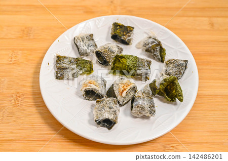 微波爐加熱的海苔,用米紙包裹 微波爐加熱的海苔,用米紙包裹 142486201