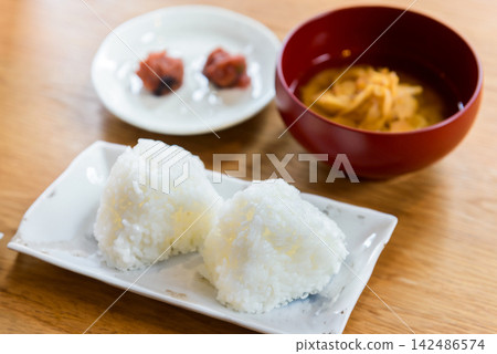 飯糰、味噌湯和醃菜——這是傳統日式早餐的典型畫面。 飯糰、味噌湯和醃菜——這是傳統日式早餐的典型畫面。 142486574