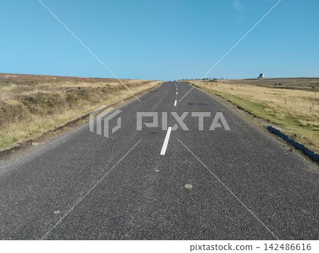 一條公路在英格蘭中部鄉村綿延不絕,頭頂是湛藍的天空。 一條公路在英格蘭中部鄉村綿延不絕,頭頂是湛藍的天空。 142486616