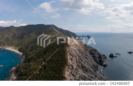 從高茂岬(愛媛縣愛南町)看到的宇和海海岸線 從高茂岬(愛媛縣愛南町)看到的宇和海海岸線 142486907