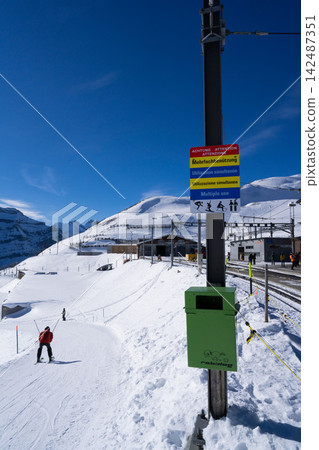 The ski resort scenery of Kleine Scheidegg, with its clear blue sky and majestic snow-capped mountains. The ski resort scenery of Kleine Scheidegg, with its clear blue sky and majestic snow-capped mountains. 142487351
