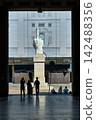 People looking at the statue 142488356
