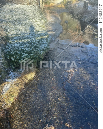 雪後的冬日河 142488947