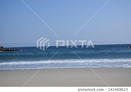 The Pacific Ocean in winter, the sea of Takahagi, the sea The Pacific Ocean in winter, the sea of Takahagi, the sea 142489623