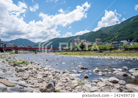 Scenery of a hot spring town [Gero Onsen, Gero Bridge and the flow of the Hida River] (Gero City, Gifu Prefecture) 142489710