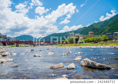 Scenery of a hot spring town [Gero Onsen, Gero Bridge and the flow of the Hida River] (Gero City, Gifu Prefecture) 142489715