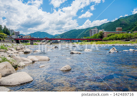 Scenery of a hot spring town [Gero Onsen, Gero Bridge and the flow of the Hida River] (Gero City, Gifu Prefecture) 142489716