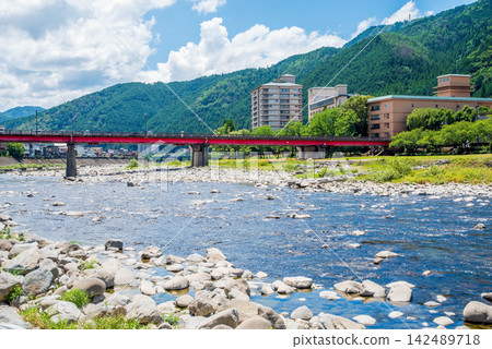 Scenery of a hot spring town [Gero Onsen, Gero Bridge and the flow of the Hida River] (Gero City, Gifu Prefecture) 142489718