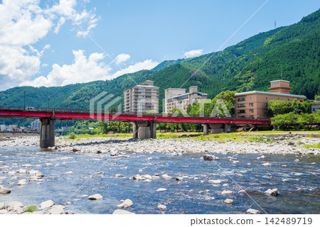 Scenery of a hot spring town [Gero Onsen, Gero Bridge and the flow of the Hida River] (Gero City, Gifu Prefecture) 142489719
