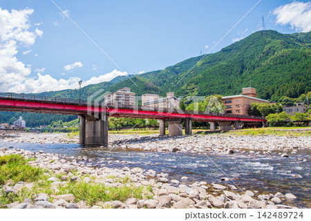 溫泉小鎮景色[下呂溫泉、下呂橋和飛驒川河水]（岐阜縣下呂市） 142489724