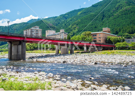 Scenery of a hot spring town [Gero Onsen, Gero Bridge and the flow of the Hida River] (Gero City, Gifu Prefecture) 142489725