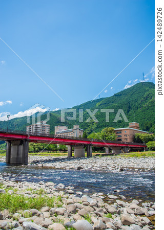 溫泉小鎮景色[下呂溫泉、下呂橋和飛驒川河水]（岐阜縣下呂市） 142489726