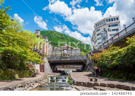 Scenery of a hot spring town [Gero Onsen, Seseragi no Komichi (Babbling Brook Path)] (Gero City, Gifu Prefecture) 142489743