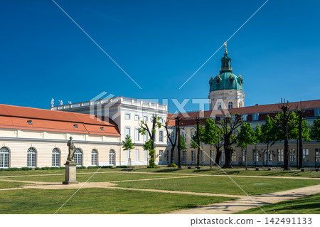 Charlottenburg Palace Garden and Baroque Dome in Berlin 142491133