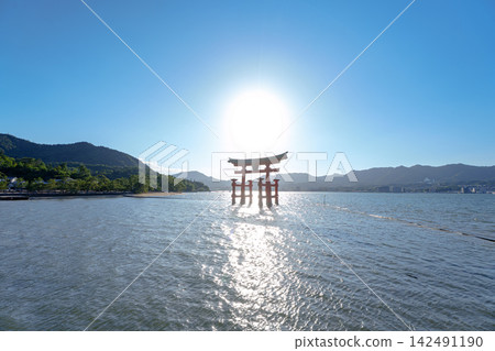 The beautiful shrine buildings and vermilion torii gate of Itsukushima Shrine, located on Miyajima Island, a World Heritage Site. The beautiful shrine buildings and vermilion torii gate of Itsukushima Shrine, located on Miyajima Island, a World Heritage Site. 142491190