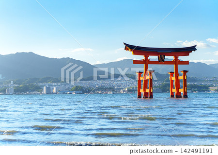 The beautiful shrine buildings and vermilion torii gate of Itsukushima Shrine, located on Miyajima Island, a World Heritage Site. The beautiful shrine buildings and vermilion torii gate of Itsukushima Shrine, located on Miyajima Island, a World Heritage Site. 142491191