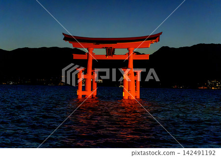嚴島神社位於世界遺產宮島,擁有美麗的神社建築和朱紅色鳥居。 嚴島神社位於世界遺產宮島,擁有美麗的神社建築和朱紅色鳥居。 142491192