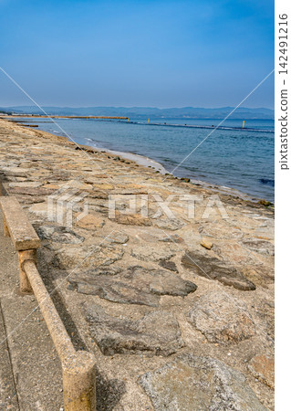 A beautiful, calm sea and horizon, where you can feel the blue sky and refreshing sea breeze. 142491216