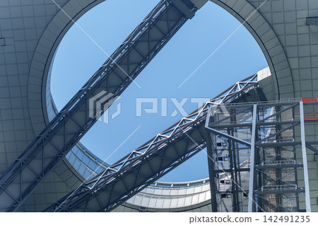 現代高層辦公大樓和城市建築之美在藍天的襯托下格外醒目。 現代高層辦公大樓和城市建築之美在藍天的襯托下格外醒目。 142491235