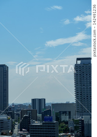 現代高層辦公大樓和城市建築之美在藍天的襯托下格外醒目。 142491236