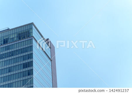 現代高層辦公大樓和城市建築之美在藍天的襯托下格外醒目。 現代高層辦公大樓和城市建築之美在藍天的襯托下格外醒目。 142491237