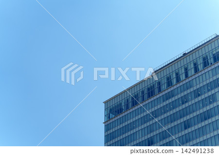 現代高層辦公大樓和城市建築之美在藍天的襯托下格外醒目。 142491238