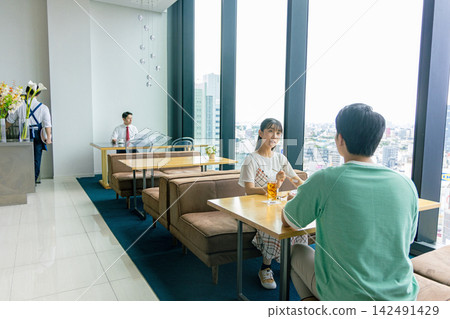 一對年輕夫婦在咖啡館用餐 142491429