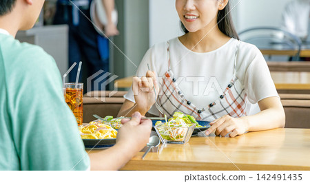 一對年輕夫婦在咖啡館用餐 142491435
