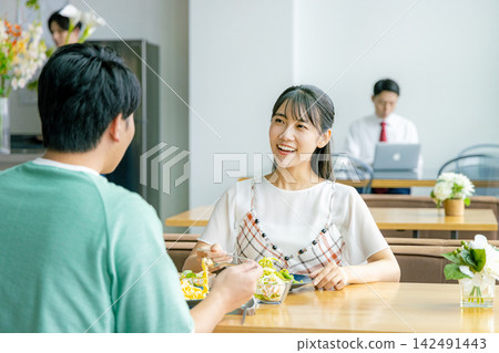 一對年輕夫婦在咖啡館吃午餐 142491443
