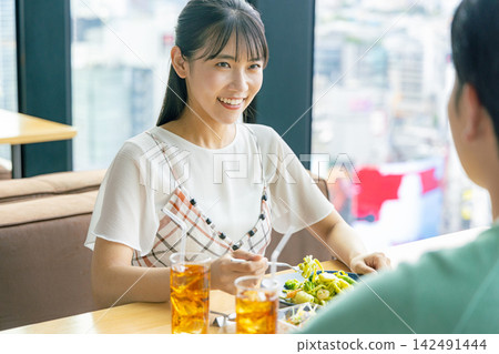 一對年輕夫婦在咖啡館吃午餐 142491444
