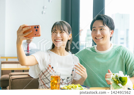 夫婦用智能手機自拍 142491562