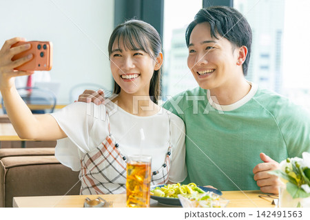 夫婦用智能手機自拍 142491563