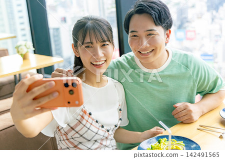 夫婦用智能手機自拍 142491565