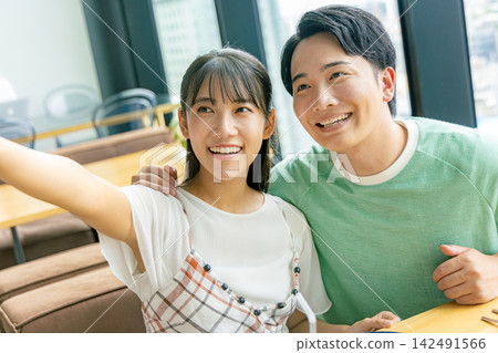 夫婦用智能手機自拍 夫婦用智能手機自拍 142491566