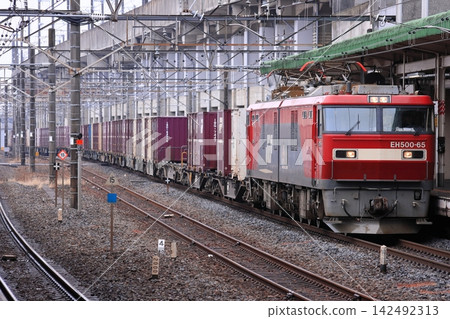 A freight train pulled by locomotive EH500-65_Photographed on February 12, 2011 A freight train pulled by locomotive EH500-65_Photographed on February 12, 2011 142492313