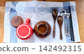 An overview and arrangement of various types of tableware and cutlery (lifestyle image) 142492315