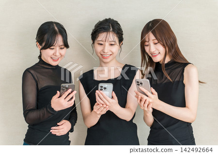 三個女人正在用智慧型手機搜尋美容訊息 142492664
