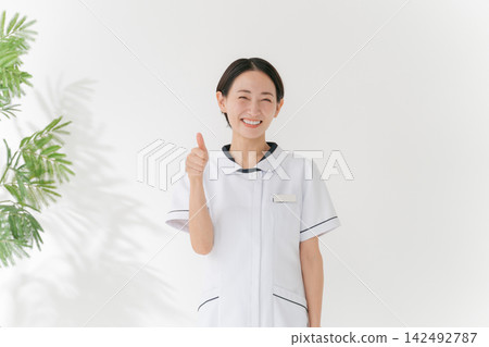一個穿著白色衣服的女人來引導 142492787
